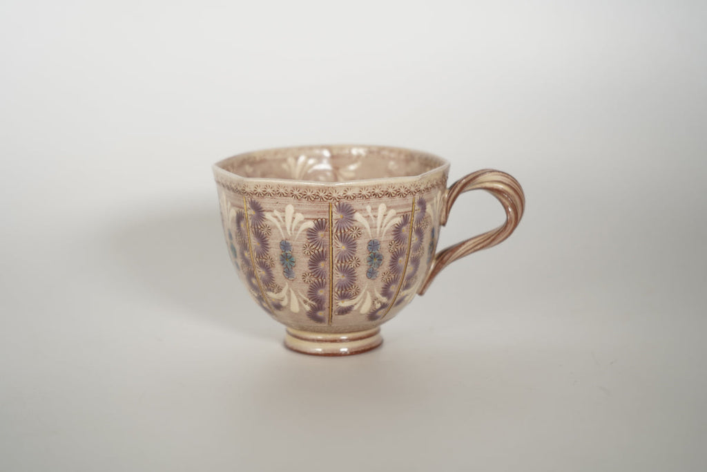 新しいコーヒーカップとソーサーの紫の花