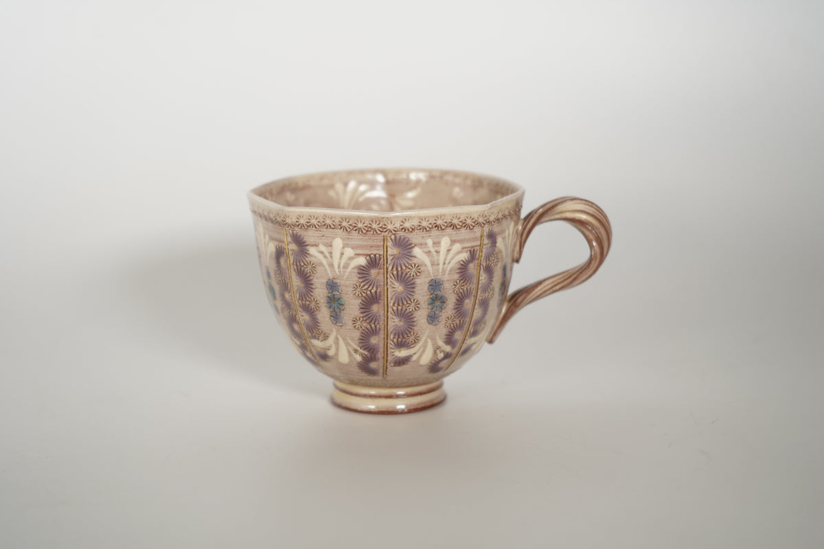 新しいコーヒーカップとソーサーの紫の花