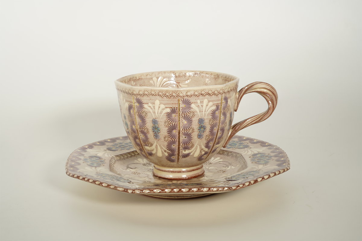 新しいコーヒーカップとソーサーの紫の花