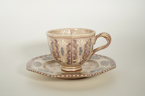 新しいコーヒーカップとソーサーの紫の花